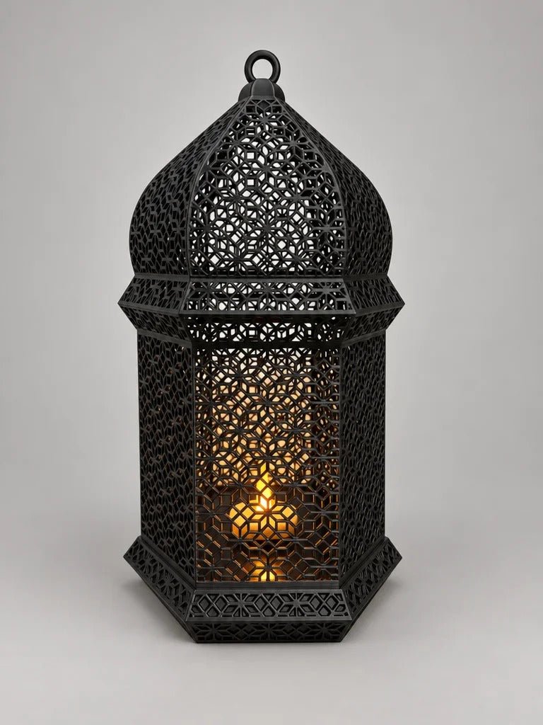 Farol de estilo árabe negro con celosía geométrica calada y una vela encendida en su interior