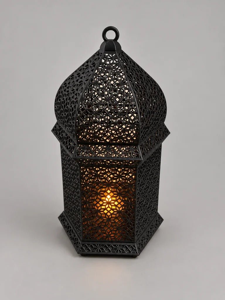Farol árabe negro con cúpula y anilla superior para colgar, iluminado desde dentro
