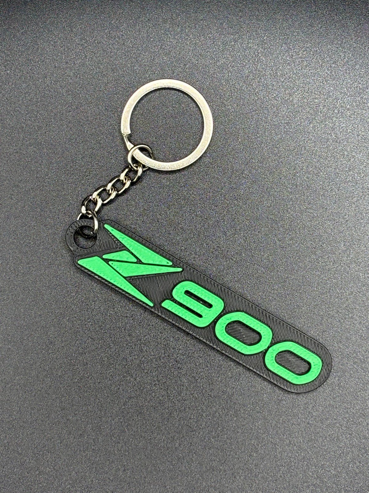 Llavero Z900 negro con letras verdes en relieve, cadena y anilla metálica